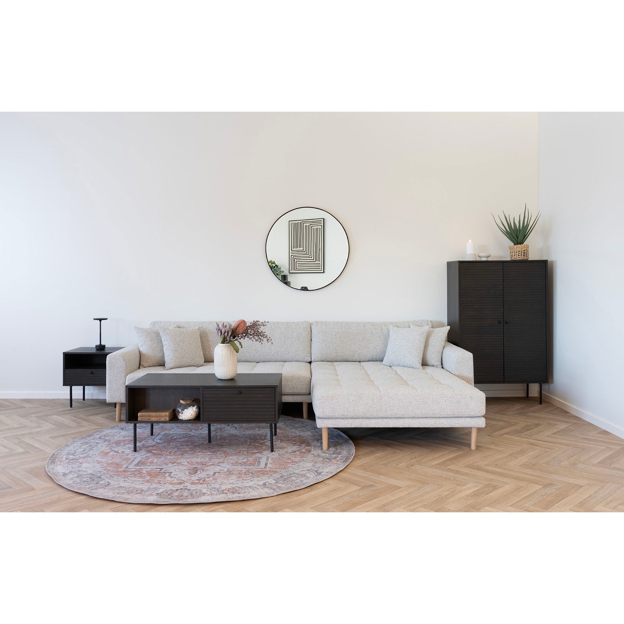 Lido Lounge Sofa - Lounge -Sofa, rechts - in Beige verschmiert mit vier Kissen und Naturholzbeinen, HN1015