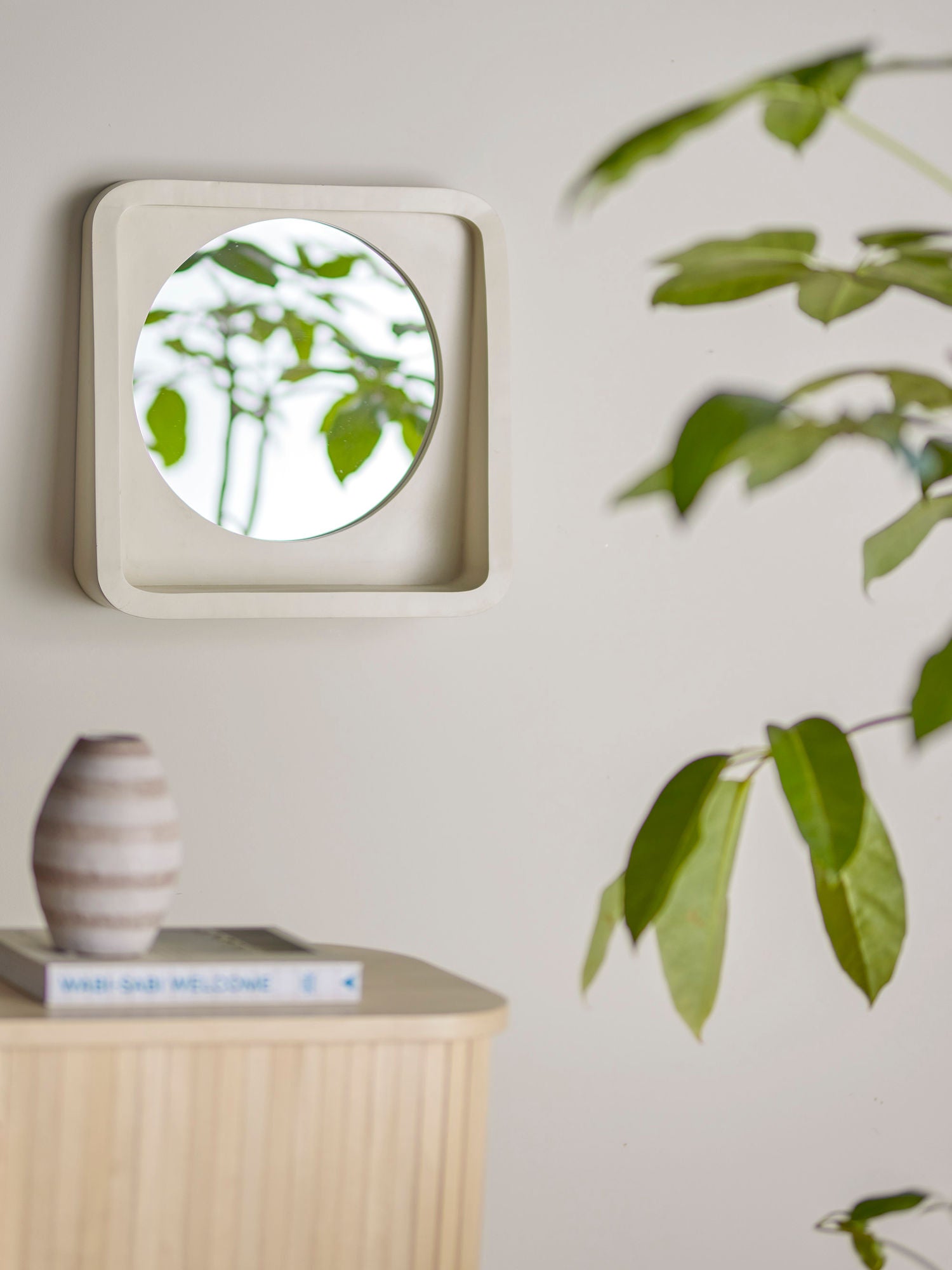 Bloomingville Phoebe Spiegel mit Regal, Natur, Polyresin
