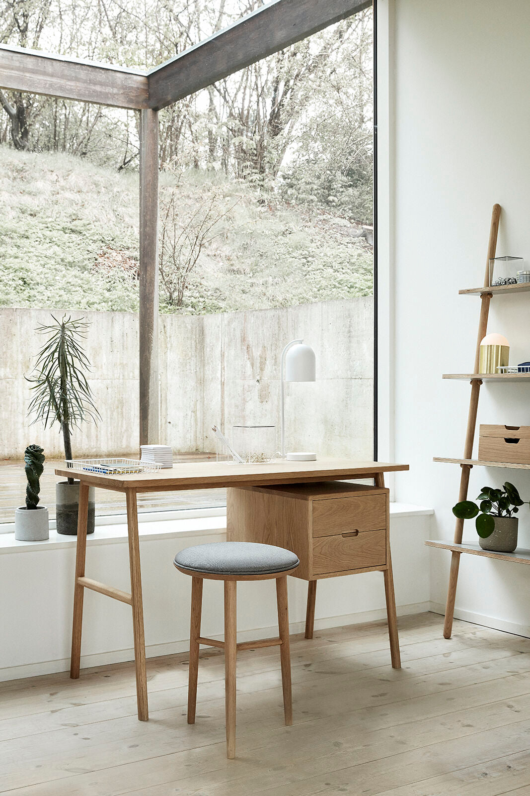 Hübsch - Schreibtisch mit Schubladen, Eiche, FSC, Natur - 120x57xh75cm