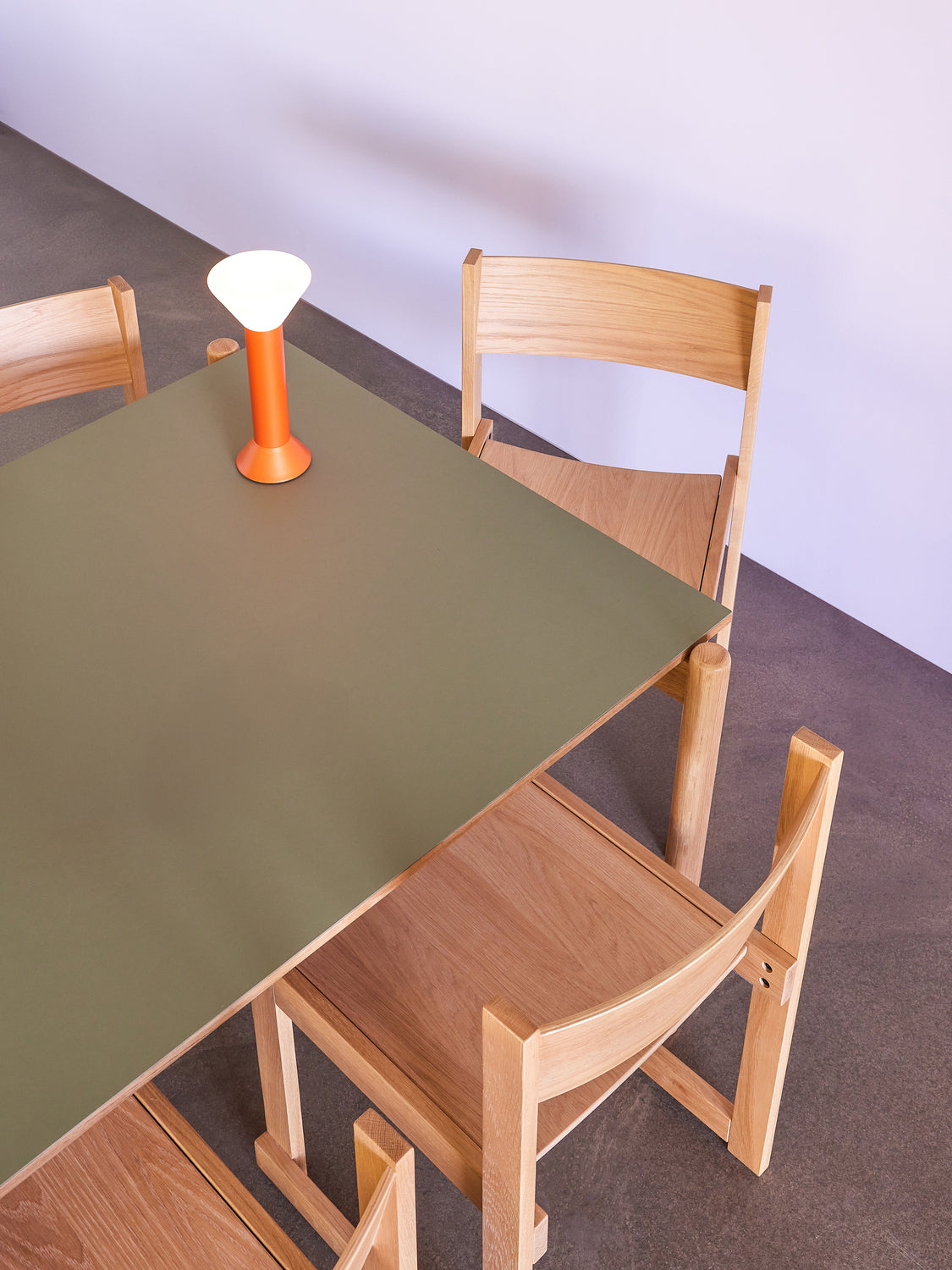 Schräger Esstisch, rechteckig, olivgrün – 190 x 107 x 75 cm