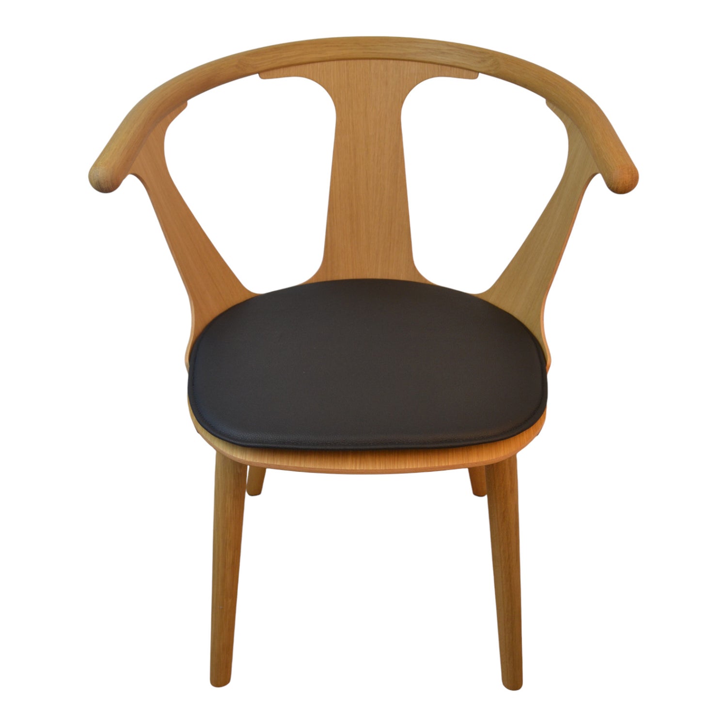 Luxuskissen zu & Tradition SK1 zwischen Stuhl in - schwarzes Leder