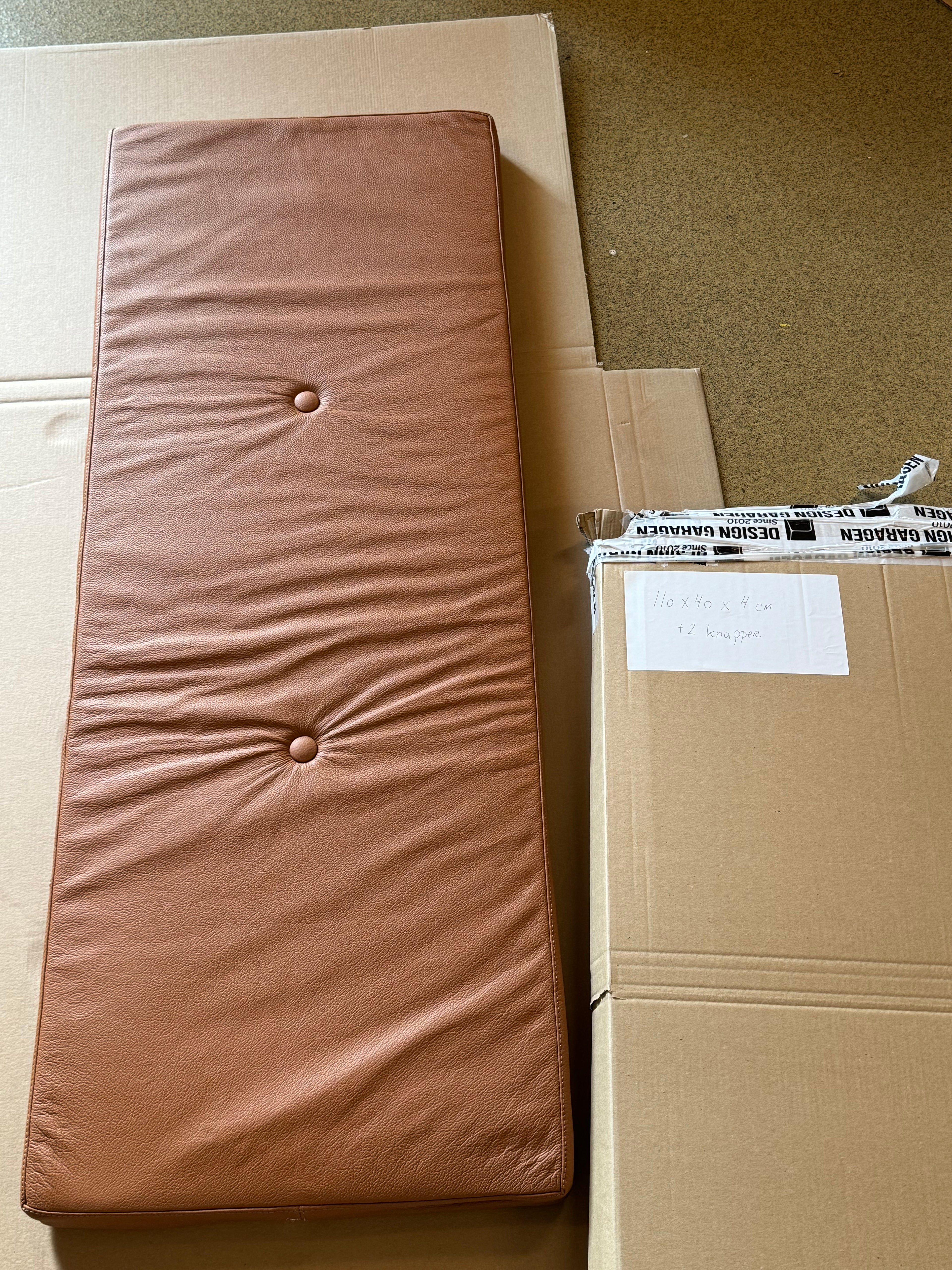 Cognac Lederkissen 110x40x4 cm mit Knöpfen