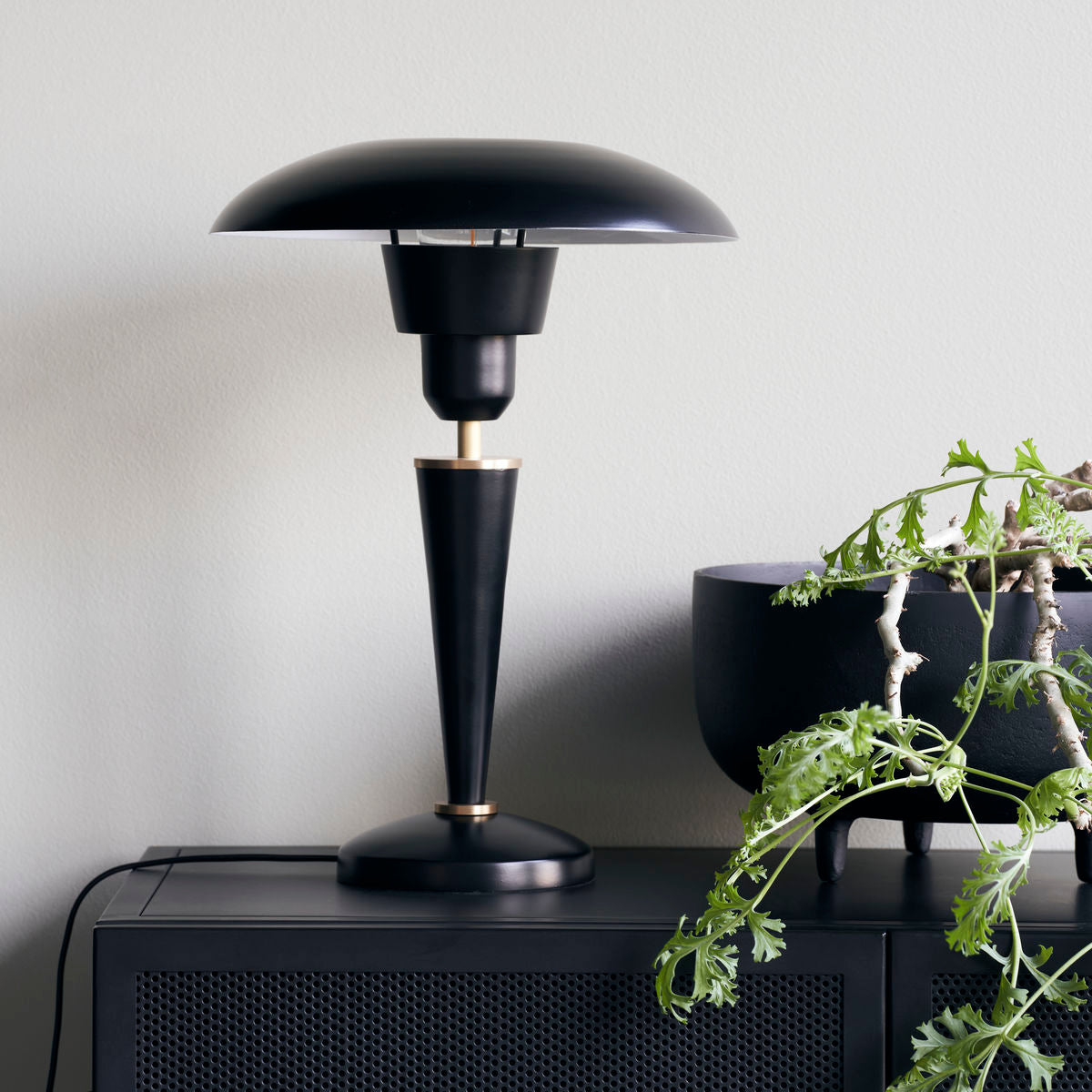 Hausarzt - Tischlampe, Opal, Schwarz - H: 34 cm, Dia: 28 cm