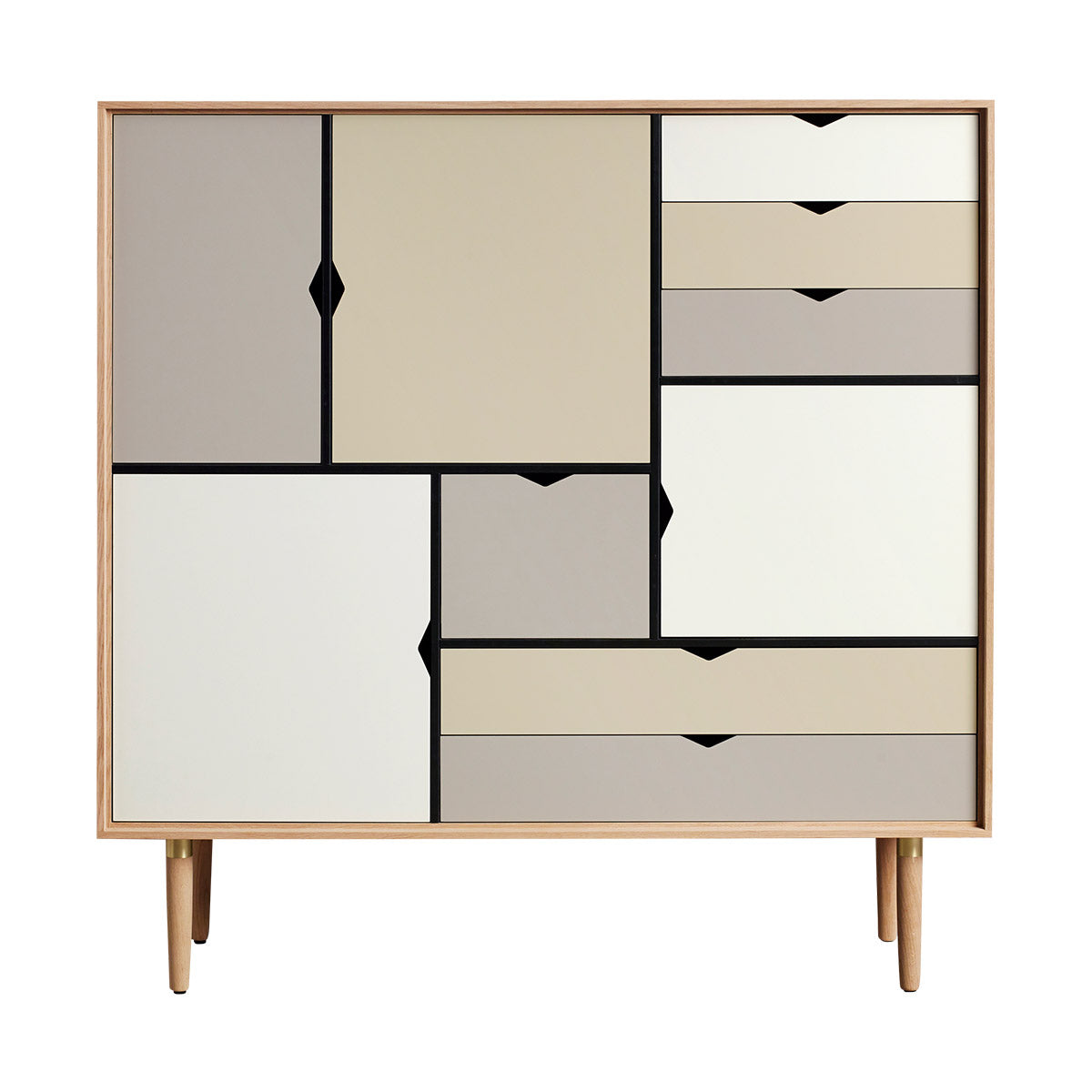 Andersen Furniture - S3 opbevaringsmøbel i eg/sæbe med flerfarvet front - B130xD43xH132 cm - Andersen Furniture - DesignGaragen.dk