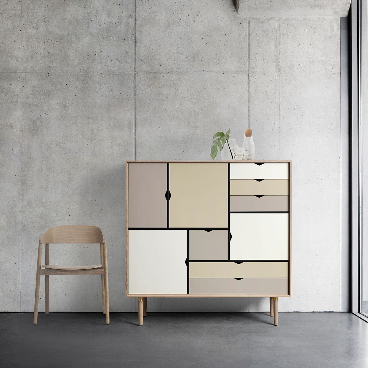 Andersen Furniture - S3 opbevaringsmøbel i eg/sæbe med flerfarvet front - B130xD43xH132 cm - Andersen Furniture - DesignGaragen.dk