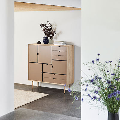 Andersen Furniture - S3 opbevaringsmøbel i eg/sæbe med kashmir front - B130XD43XH132 CM - Andersen Furniture - DesignGaragen.dk