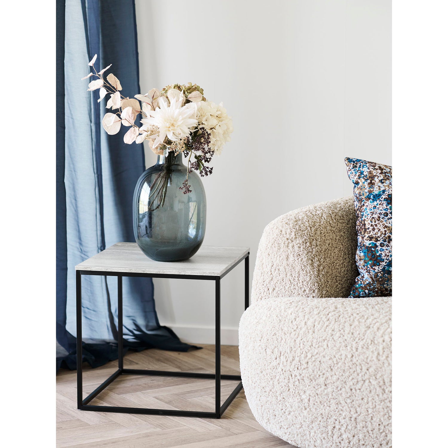 Vita Corner Table - Ecktabelle, Travertin -Look, schwarzer Rahmen 45x45x45 cm