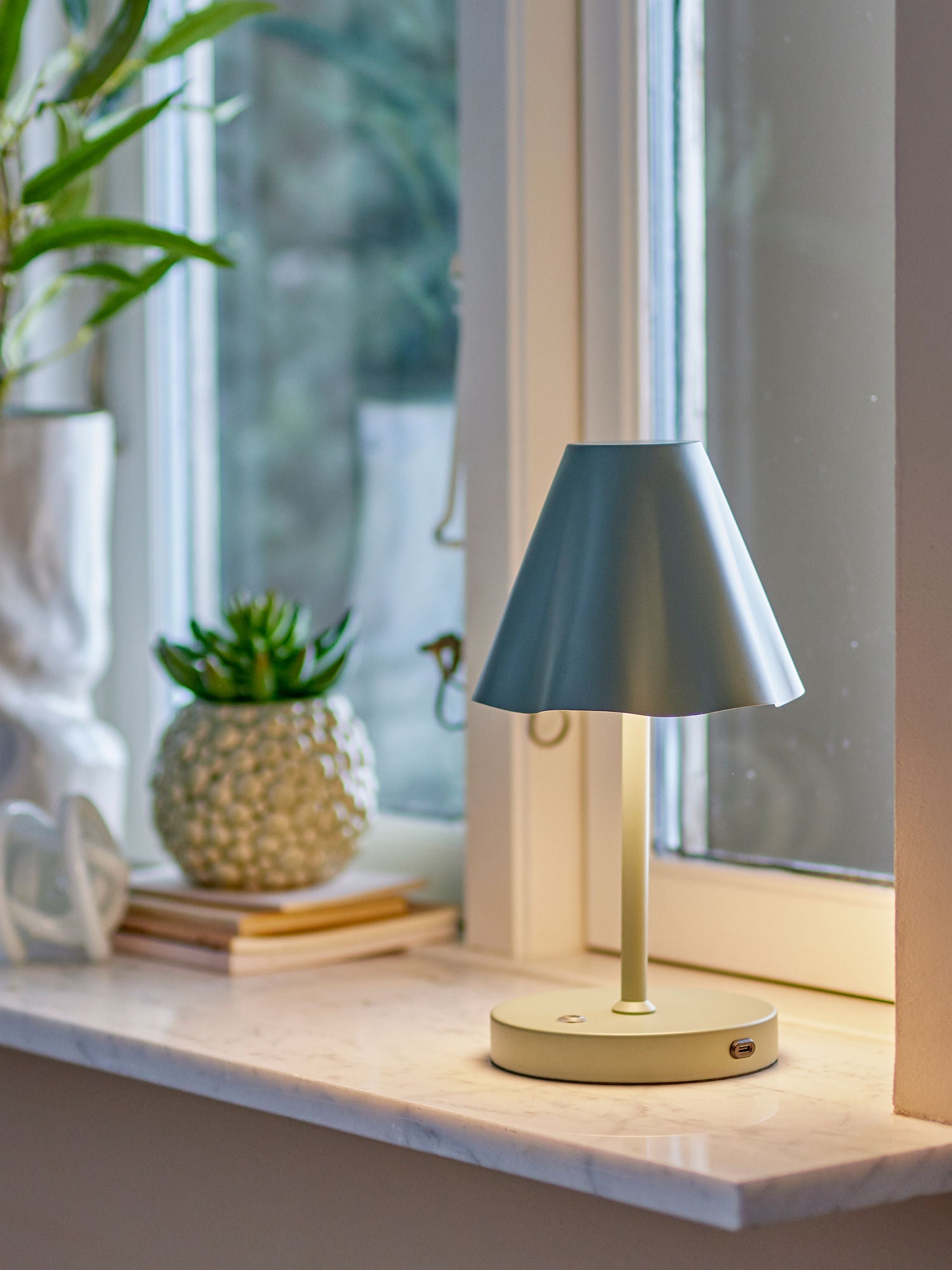 Bloomingville Lianna Tragbare Lampe, wiederaufladbar, grün, Metall