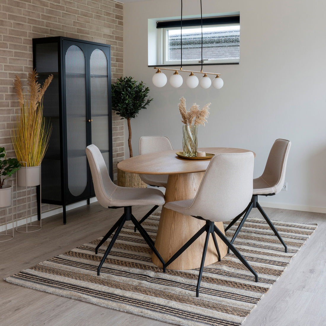 Esstisch und 4 Esstischstühle