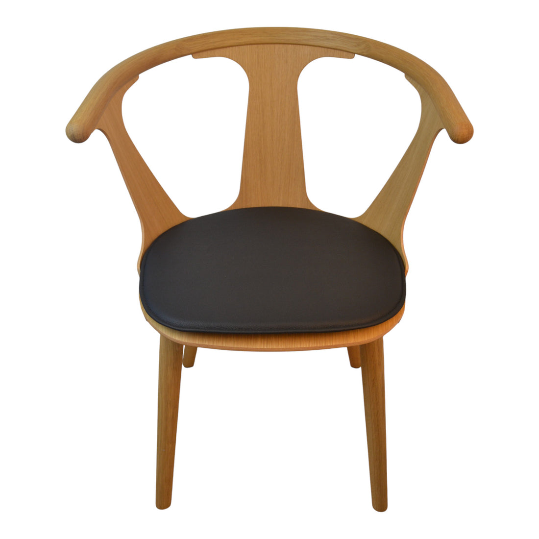 Luxuskissen zu & Tradition SK1 zwischen Stuhl in - schwarzes Leder