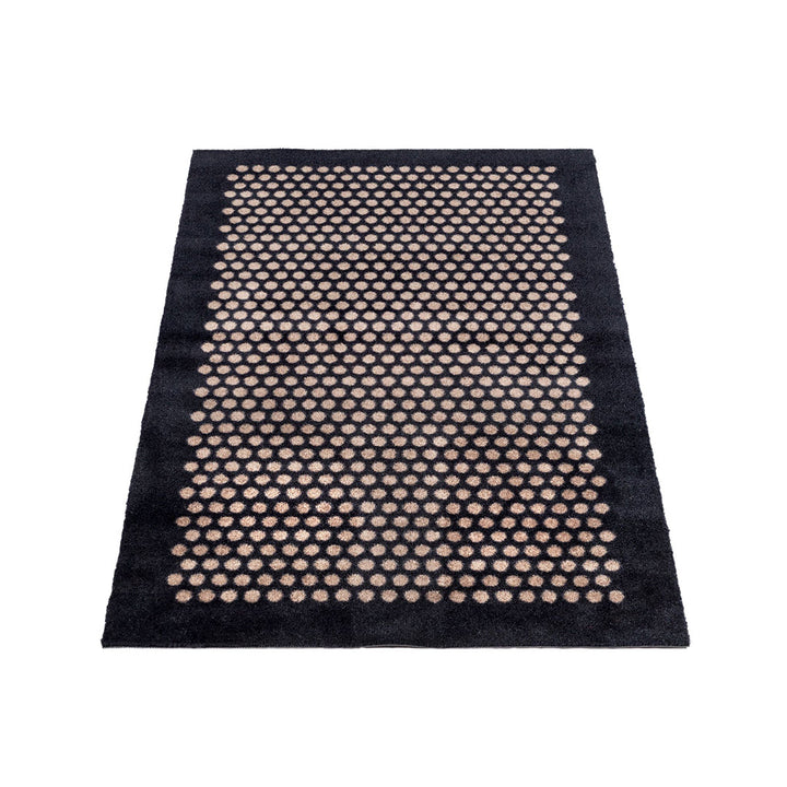 GULVMÅTTE 67 x 120 CM - DOTS/BLACK SAND - Tica Copenhagen - DesignGaragen.dk