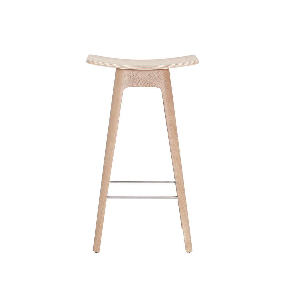 Andersen Furniture HC1 barstol - sæde i eg finér - understel i eg hvidpigmenteret - H67 cm - DesignGaragen.dk.