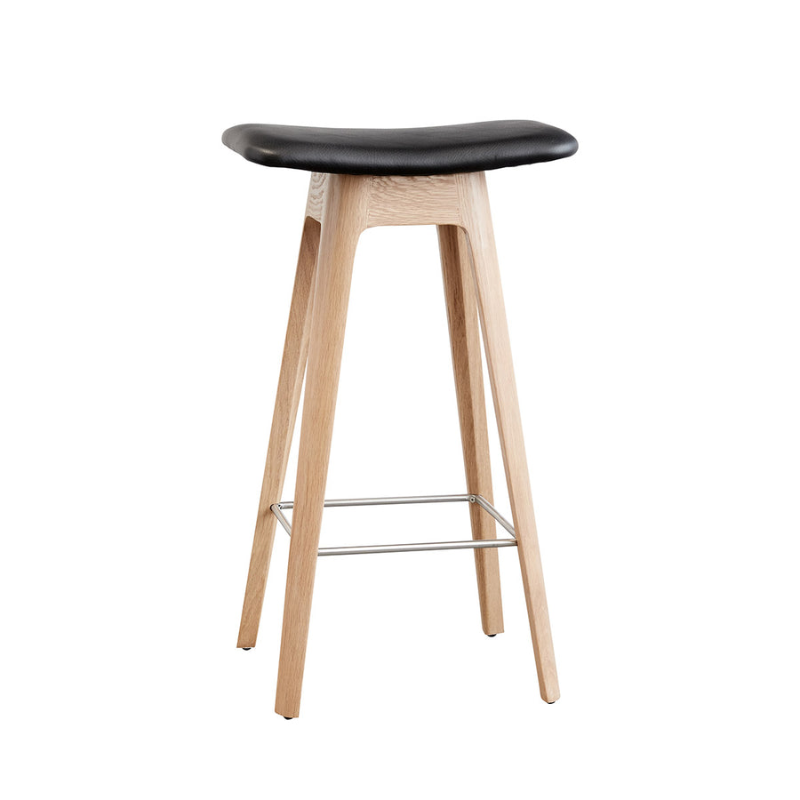 Andersen Furniture HC1 barstol - sæde i sort læder - understel i eg/hvidpigmenteret - H67 cm - DesignGaragen.dk.