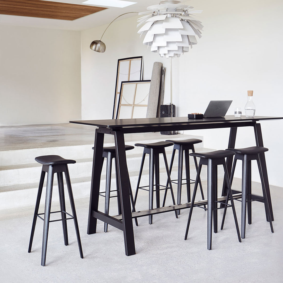 Andersen Furniture HC1 barstol - sæde i sort læder - understel i sort - H80 cm - DesignGaragen.dk.