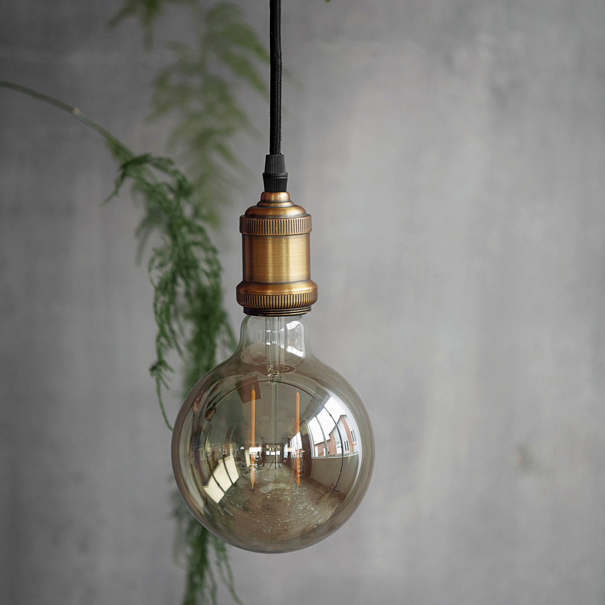 House Doctor - LED-Glühbirne, graue Dekoration - L: 17,5 cm, Durchmesser: 12,5 cm