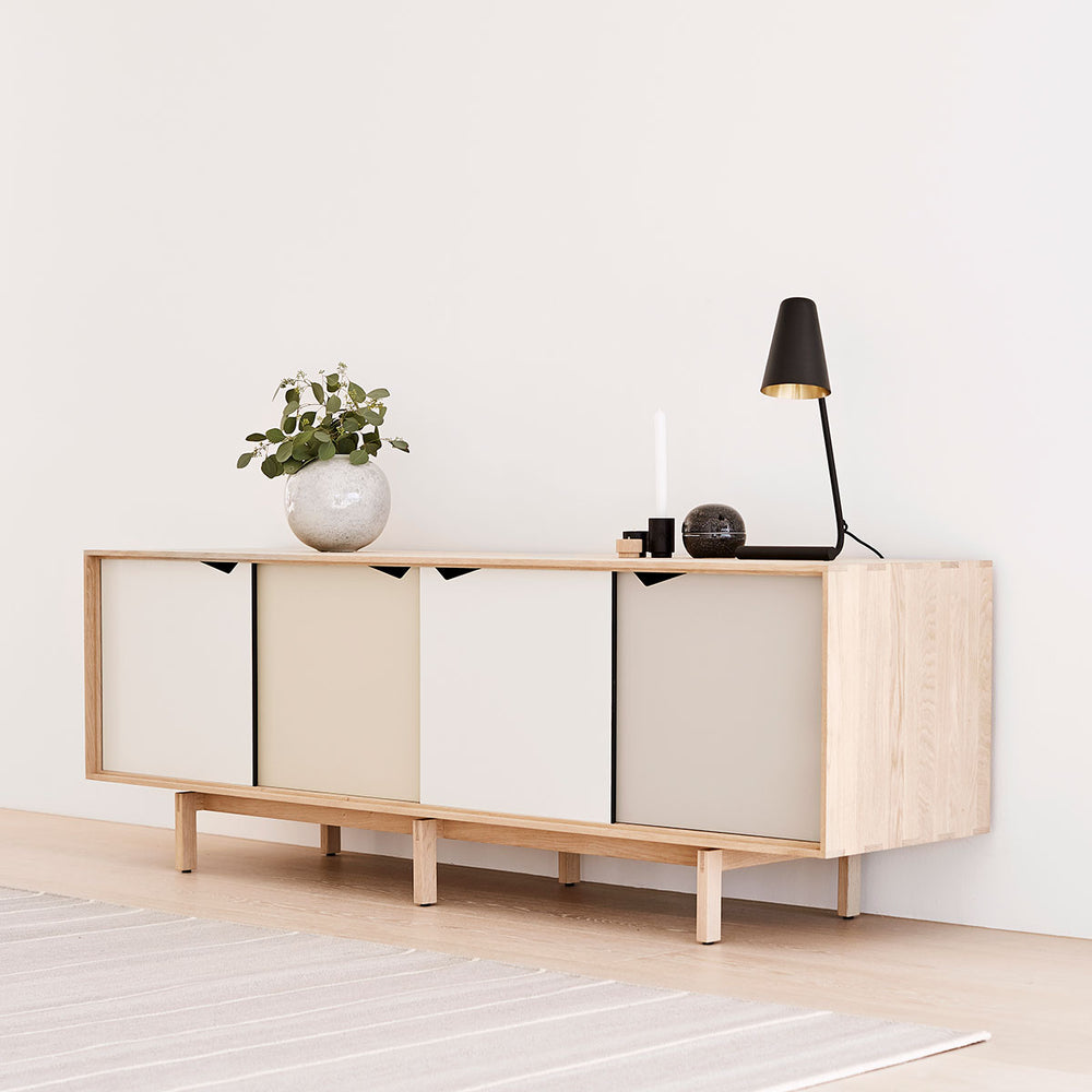 Andersen Furniture S1 sideboard - L200xD50xH68 cm - eg/sæbe med flerfarvede låger - DesignGaragen.dk.