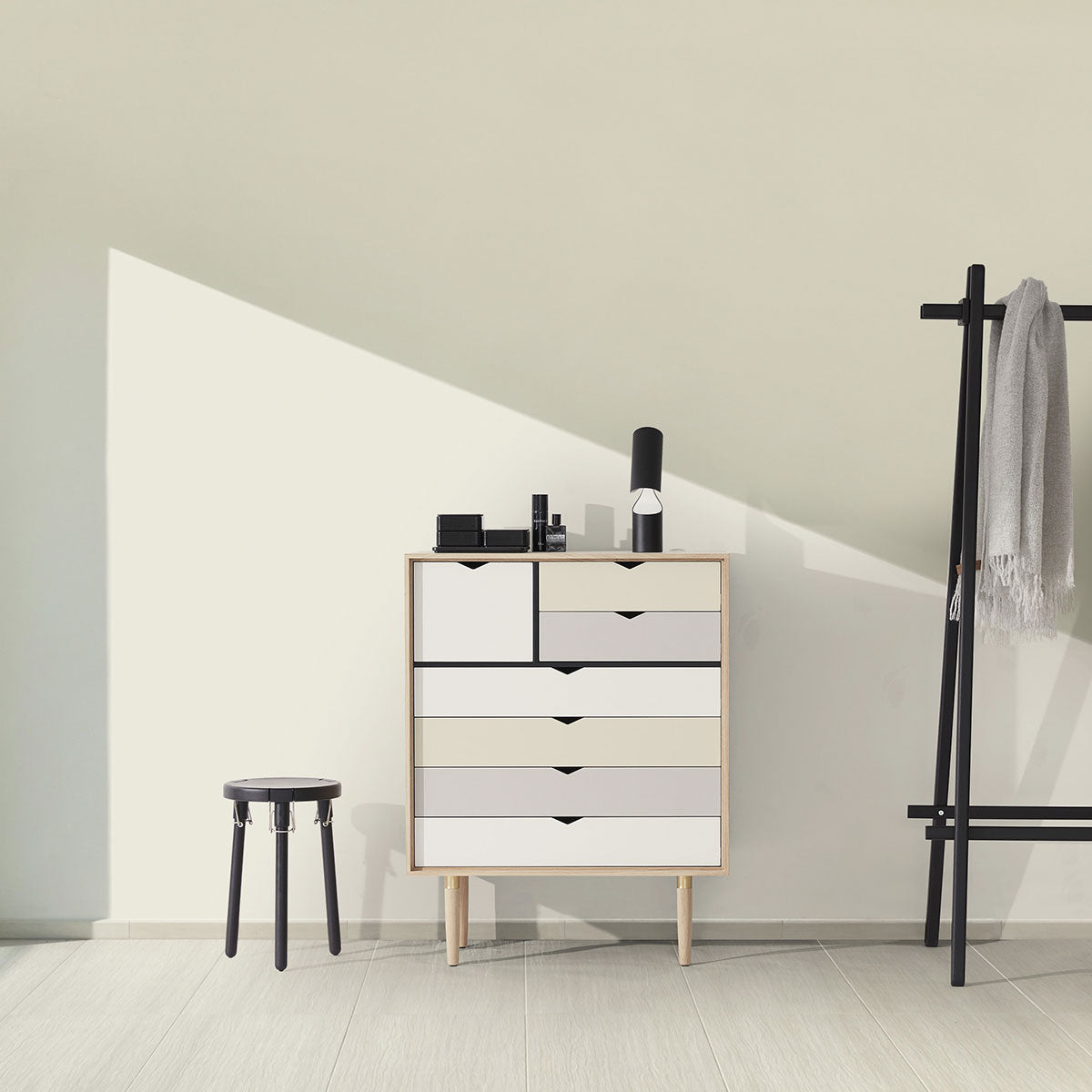 Andersen Furniture - S8 kommode i eg/sæbe med flerfarvede fronter - B83xD43xH107 cm - Andersen Furniture - DesignGaragen.dk