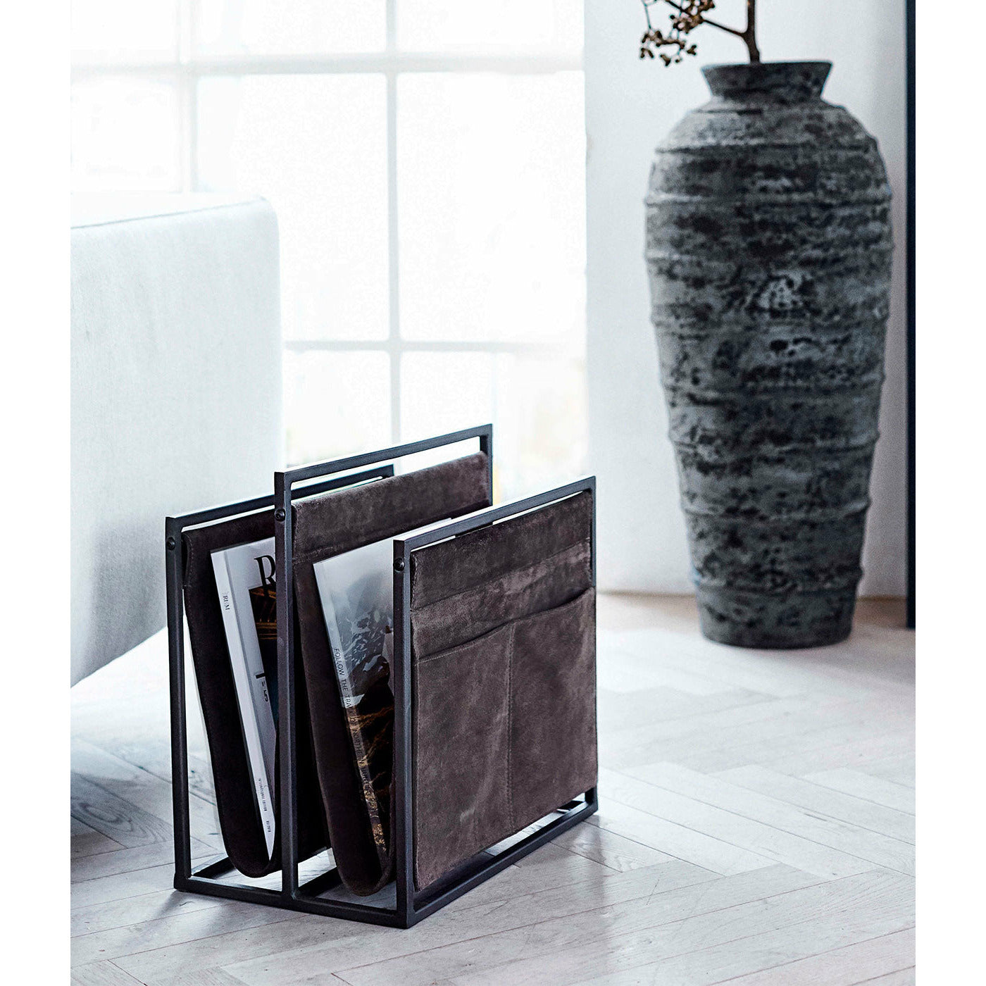 Muubs Magasinholder Bronx - Sort (LGB) - Jern - W: 40 H: 40 D: 25 cm - DesignGaragen.dk.