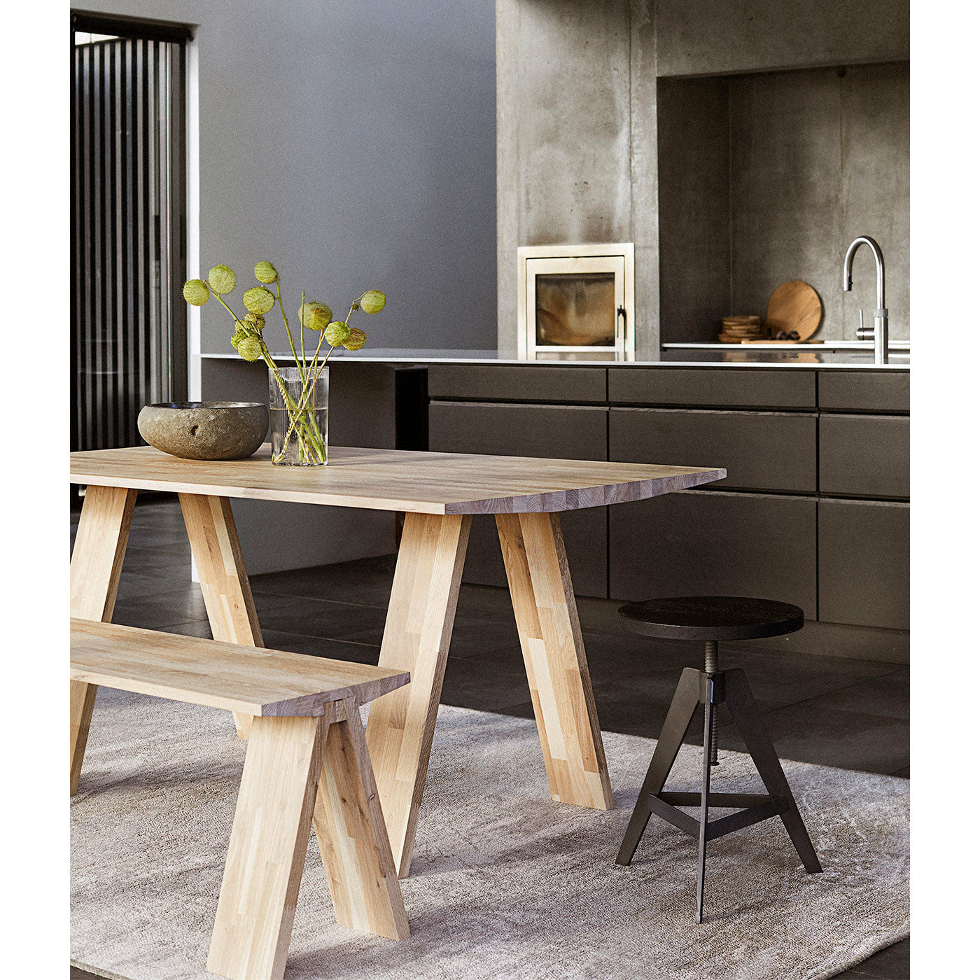 Muubs Spisebord Angle, Eg Natur/hvidolieret - L: 160 B: 90 H: 74 cm - DesignGaragen.dk.