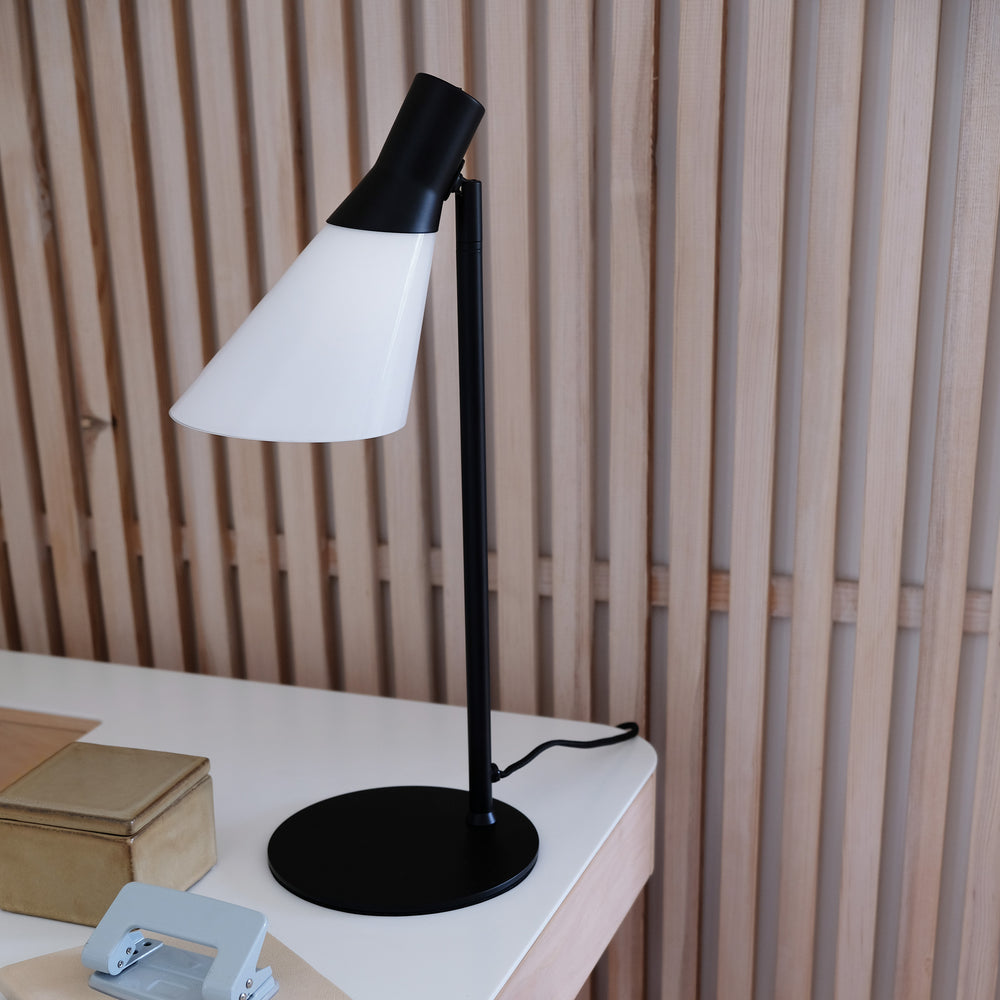 Dyberg Larsen Gent bordlampe - Ø18xH48cm - DesignGaragen.dk.