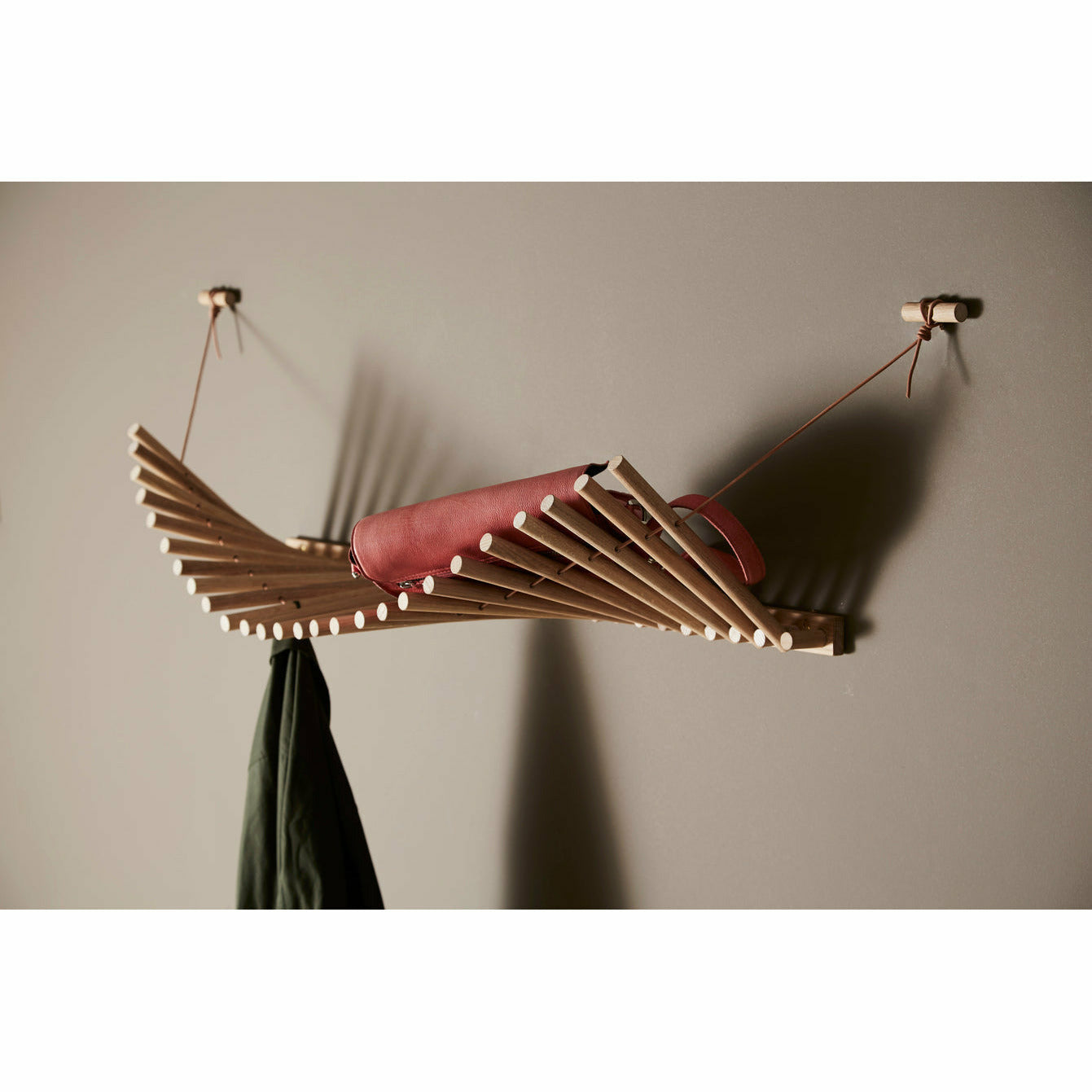 Woud - Knaegt Coat Rack - weiße pigmentierte Eiche/Cognac