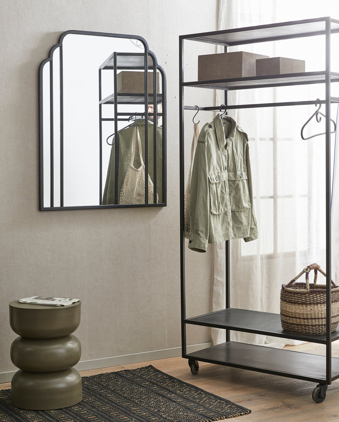 Skylark -Spiegel in Eisen, 102 x 82 cm - schwarz