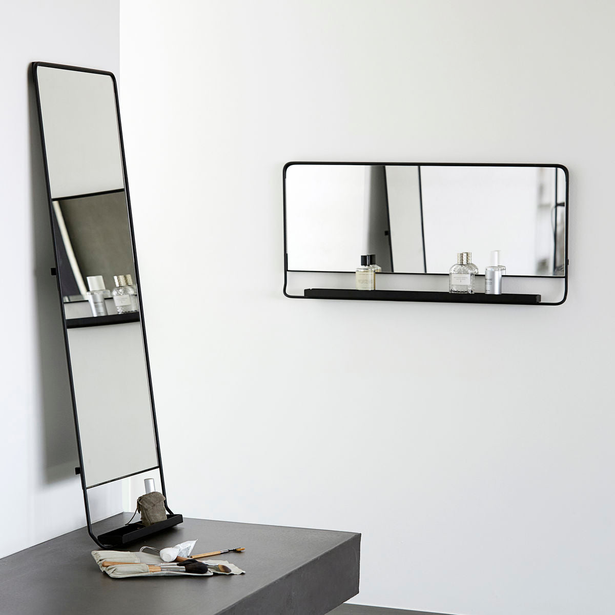 House Doctor-Mirror mit Regal, Chic, Black-W: 80 cm, H: 40 cm, D: 7 cm